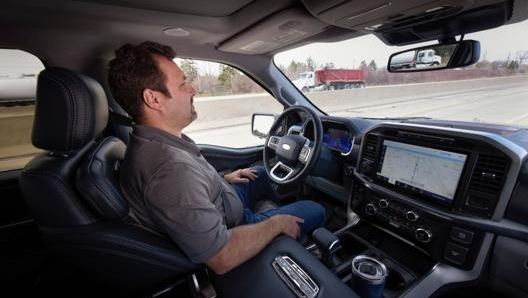 Il nuovo sistema di guida automatizzato della Ford consente di togliere le mani dal volante solo in determinate tratte autostradali