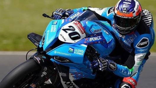 Brad Jones in sella alla Bmw M 1000 RR a Brands Hatch