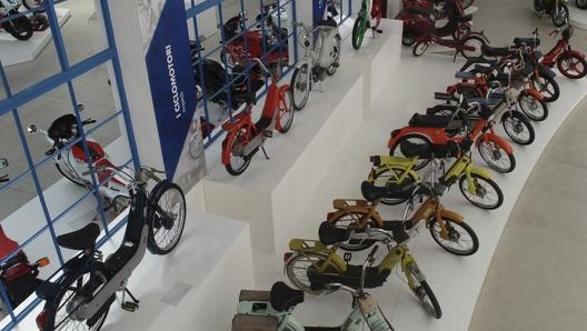 Scooter, moto e ciclomotori, ma in Piaggio era tutto partito dalle costruzioni di carrozze e vagoni ferroviari, motori, tram e carrozzerie speciali per autocarri