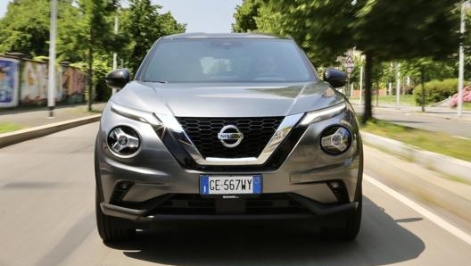 La griglia con forma a “V” tipica della marca Nissan