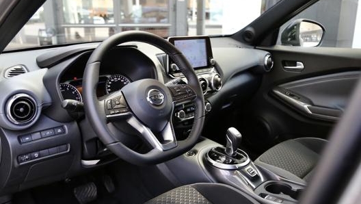 L’abitacolo di Nissan Juke Enigma include sedili in tessuto con poggiatesta integrato