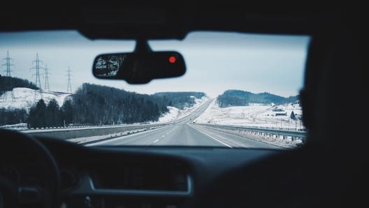 La mascherina in auto rimane obbligatoria quando non si viaggia tra conviventi