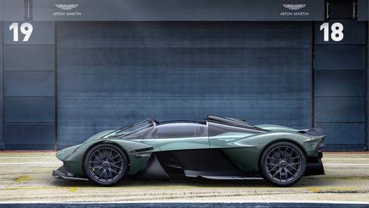 Aston Martin Valkyrie Spider monta il V12 aspirato da 6.5 litri elettrificato per una potenza massima di 1.176 Cv