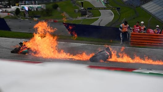 Le moto in fiamme dopo l'impatto