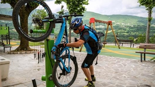 Una delle colonnine presenti nelle 44 sedi di tappa dell’Appennino Bike Tour.