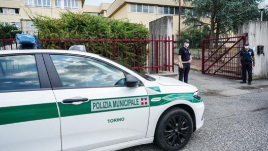 Una volante della polizia municipale di Torino. Ansa