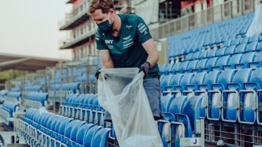 Sebastian Vettel in versione netturbino a Silverstone dopo il GP