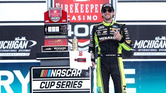 Ryan Blaney esulta dopo la vittoria in Michigan