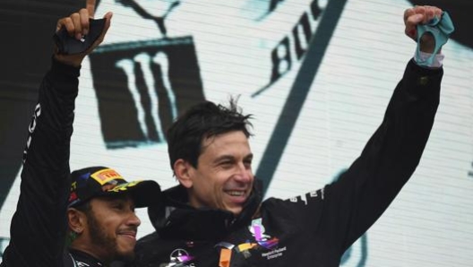 Hamilton e Toto Wolff nel 2020 in Turchia, dopo il titolo numero 7 del britannico. Lapresse