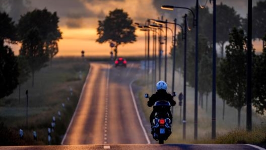 Con la patente AM si possono guidare ciclomotori a due o tre ruote che non superano i 50 cc, con una potenza massima di 4 kW e una velocità massima di 45 km/h