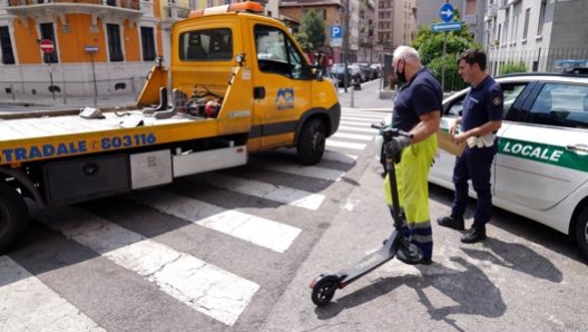 Rilievi sul luogo di un incidente a Milano. Ansa