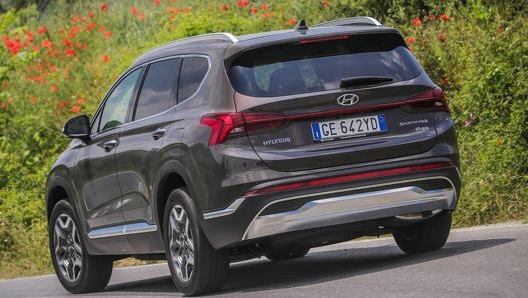 Hyundai Santa Fe misura 4,785 metri in lunghezza, 1,9 metri in larghezza e 1,685 in altezza