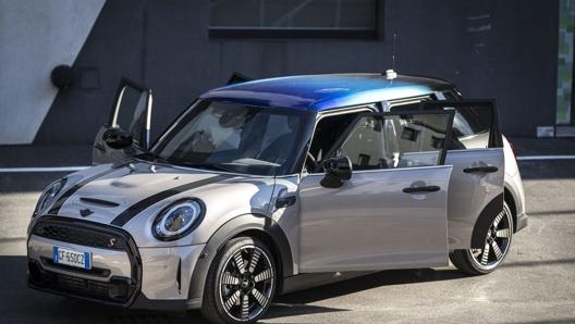 Il tetto con colorazione multicolore debutta sulle nuove Mini 3 porte e 5 porte