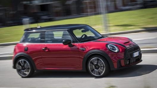 La Mini Cooper S con allestimento sportivo John Cooper Works, che include un kit aerodinamico specifico