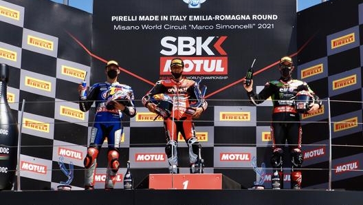 Il podio di gara-1 sul circuito di Misano dedicato a Marco Simoncelli