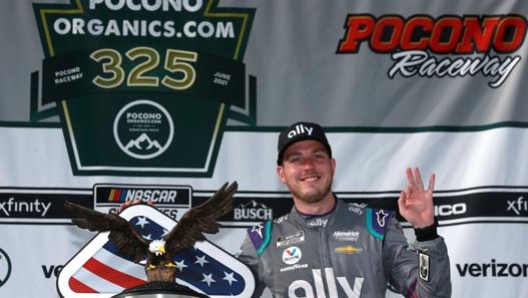 Alex Bowman con il trofeo della vittoria. Afp