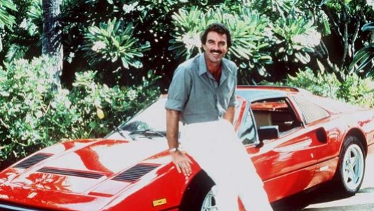 Tom Selleck in Magnum P.I, alla guida della rossa