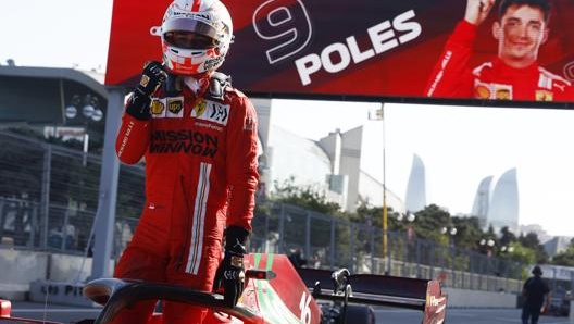 Charles Leclerc esulta per la pole di Baku. Ap