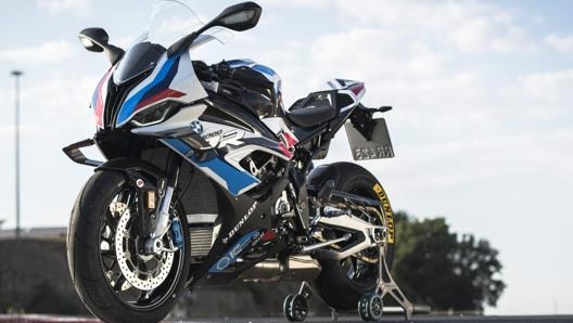 La nuova Bmw M 1000 RR si fa distinguere per le alette aerodinamiche e la tinta con i colori sportivi di Monaco