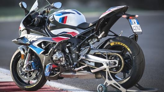 Look da vera moto da corsa, ispirato alle Sbk guidate da Van der Mark e Sykes