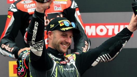 Jonathan Rea felice sul podio dopo la vittoria. Epa