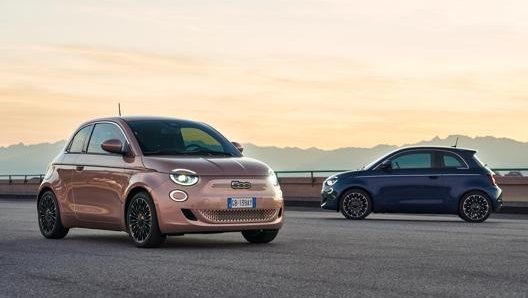 La Fiat 500 elettrica sul tetto del Lingotto a Torino. Ansa