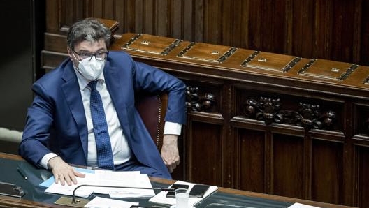 Giancarlo Giorgetti alla Camera durante il question time. LaPresse