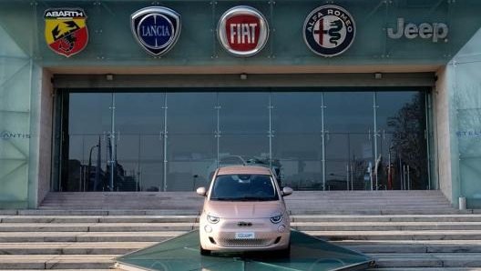 La Fiat 500 elettrica davanti allo stabilimento di Mirafiori. Ansa