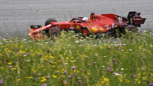 Charles Leclerc con la sua SF21