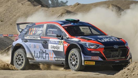 Umberto Scandola in azione con la Hyundai i20 R5 in una foto d'archivio