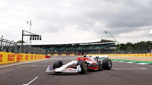 Il modello a grandezza naturale sul rettilineo di partenza di Silverstone. Getty