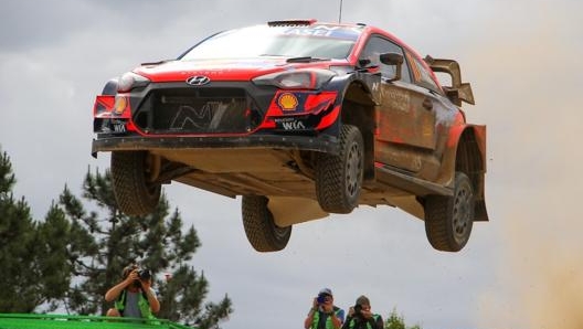 Thierry Neuville su Hyundai i20 Coupé terzo in Sardegna