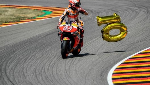 Marc Marquez festeggia il successo nel 2019. Epa