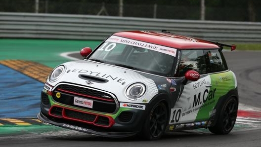 La MINI JCW n. 10 di Ugo Bagnasco, vittorioso in gara 1 a Monza