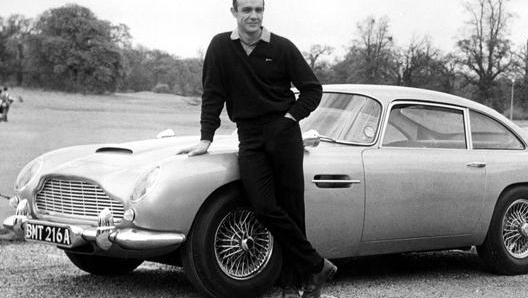 Sean Connery a fianco della mitica Aston Martin DB5 usata nei film di 007