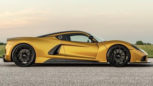 Hennessey Venom F5 misura 4,666 metri in lunghezza, 1,960 in larghezza, 1,131 in altezza