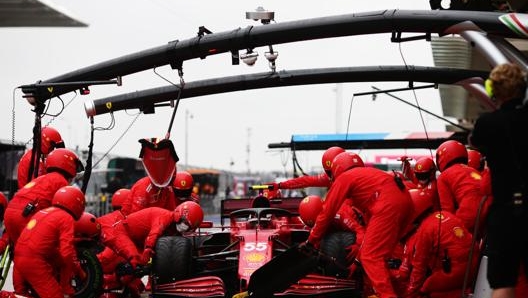 Problemi al pit per Sainz. Getty