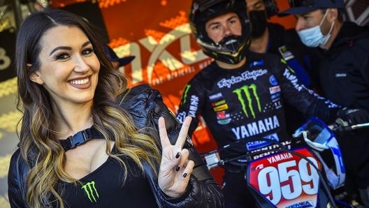 Maxime Renaux (Yamaha) e la monsterina Federica Bizzi. Foto: MXGP