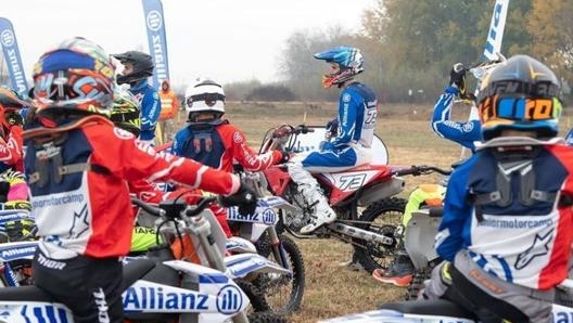 Alex Marquez guida l’allenamento con i giovani piloti dell’Allianz Junior Motor Camp (foto @allianz_es)