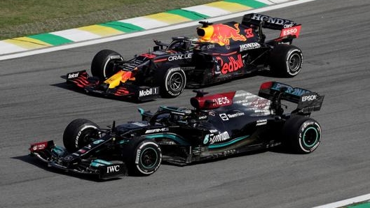 Lewis Hamilton e Max Verstappen sul tracciato del Gp del Brasile