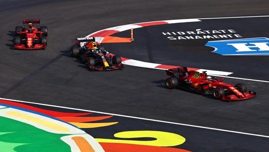 Carlos Sainz, Sergio Perez e Charles Leclerc in pista durante le libere a Città del Messico. Getty