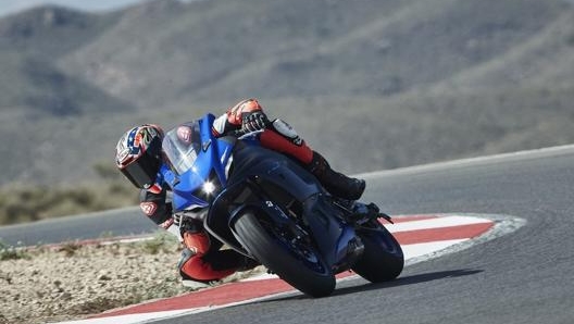 Tra i cordoli, la Yamaha R7 sa far divertire e anche in configurazione di serie ha grandi doti dinamiche