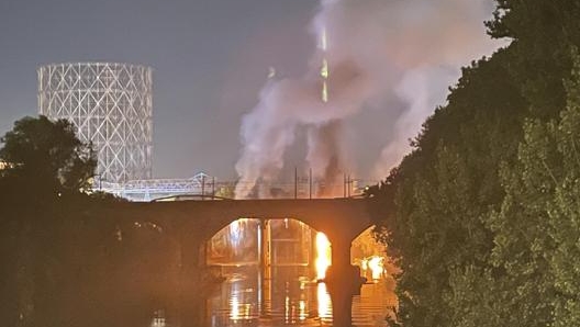 L'incendio di ponte dell'Industria. Ansa