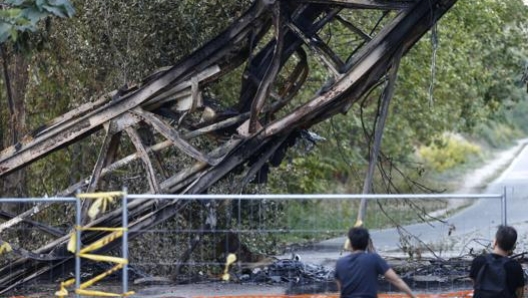 La parte di ponte crollata per via dell'incendio. LaPresse