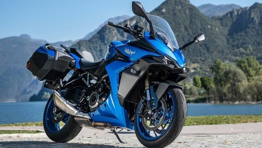 Il prezzo della nuova Suzuki Gsx-S1000GT è di 15.890 euro f.c., tre colorazioni e borse incluse