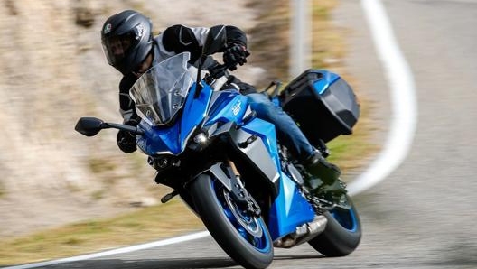 Di serie la nuova Gsx-S1000GT offre il cruise control, il controllo di trazione e tre mappe motore