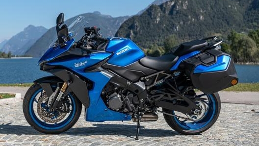 La Suzuki Gsx-S1000GT è nata per far godere pilota e passeggero di lunghi viaggi, anche tra le curve