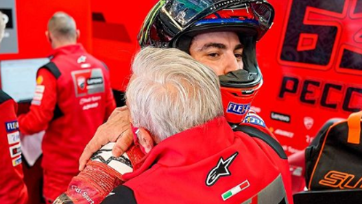 Tardozzi, team manager Ducati, consola Bagnaia al box