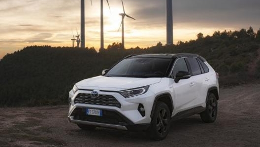 Rav 4 raggiunge una velocità di punta di 180 km/h e accelera da 0 a 100 km/h in 8,4 secondi