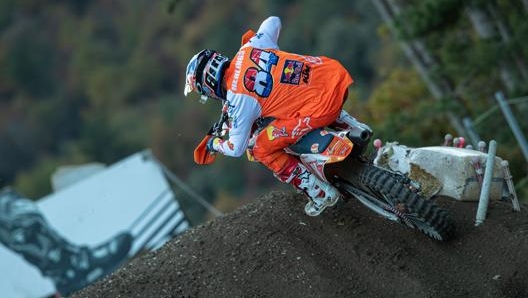 Herlings nel tentativo di schiacciare la moto su un salto. Foto: Ray Archer/Ktm Media